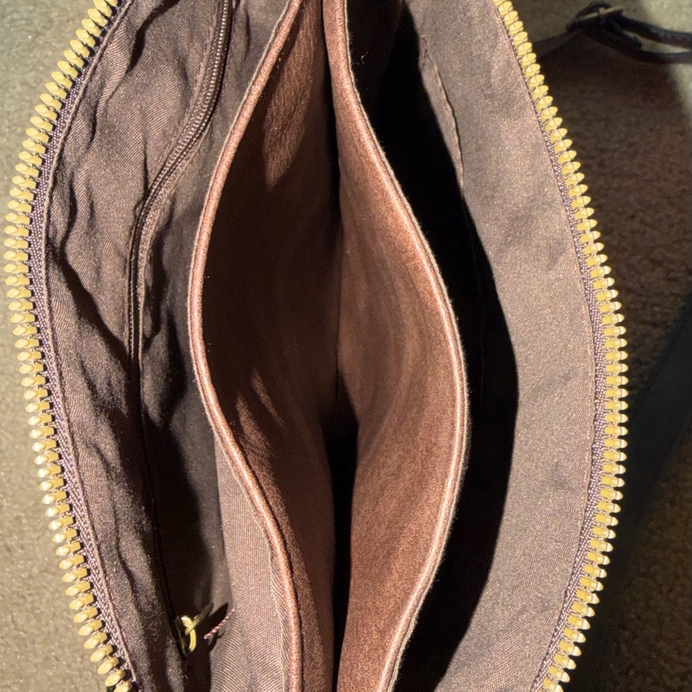 Olivia & Kate Vegan Leather Crossbody Bag - Picture 4 of 13